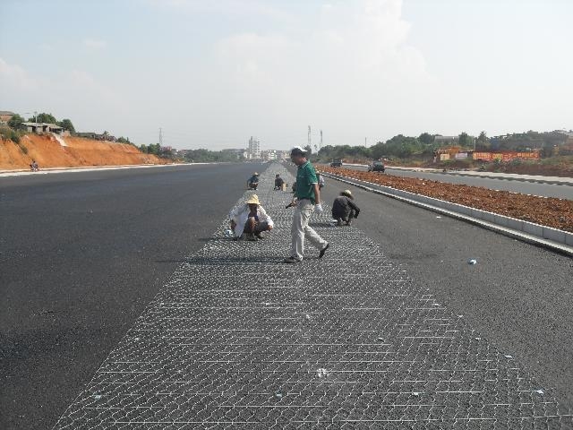 新邱公路沥青路面钢丝加筋网设计与施工技术指南